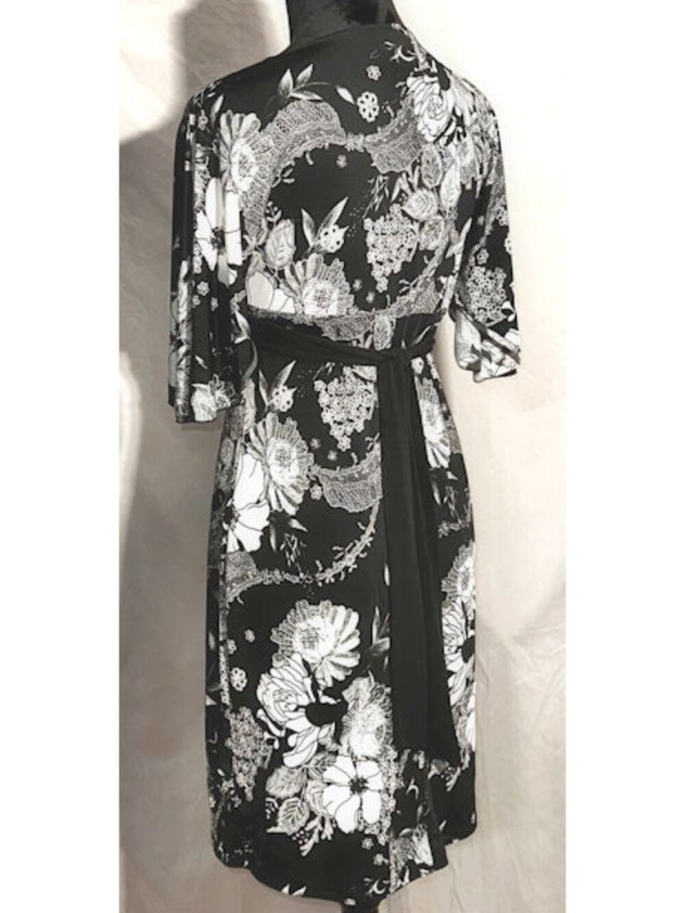 B. Moss Black and White Flowered Knit Dress, X-Small - Picture 3 of 10